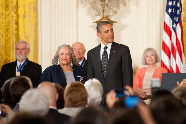 Autor toni morrison und präsident barack obama — Stockfoto