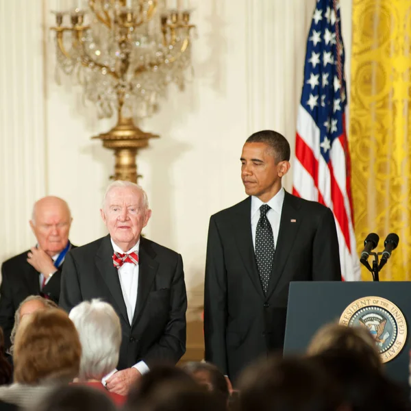 El ex juez John Paul Stevens y el presidente Barack Obama — Foto de Stock