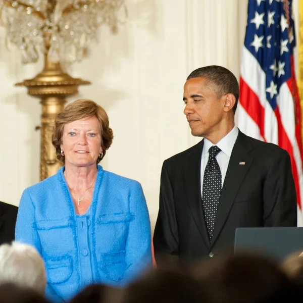 Kosárlabda edzője Pat Summitt és Barack Obama elnök — Stock Fotó