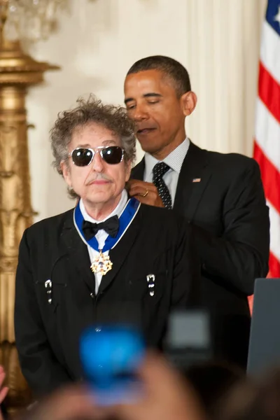 El cantante Bob Dylan y el presidente Barack Obama —  Fotos de Stock