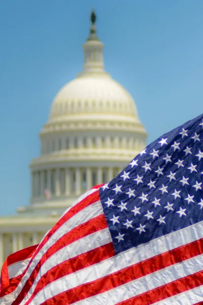 Bandera frente al Capitolio de Estados Unidos — Foto de Stock
