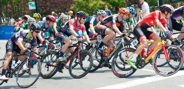 Ciclistas competem corrida — Fotografia de Stock