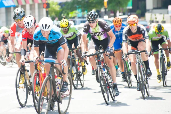 Cyclistes concourent course — Photo