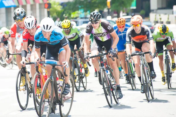 Ciclistas competem corrida — Fotografia de Stock