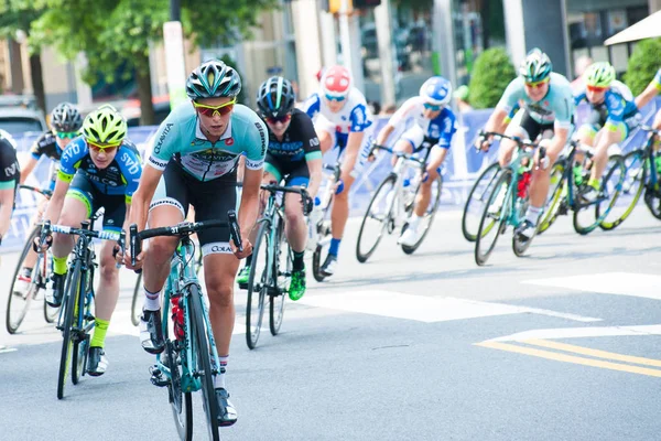 Ciclistas compiten carrera — Foto de Stock