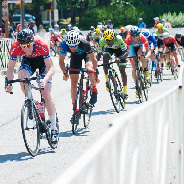 Ciclisti gareggiano gara — Foto Stock