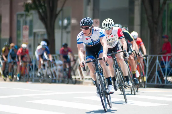 Ciclistas compiten carrera — Foto de Stock