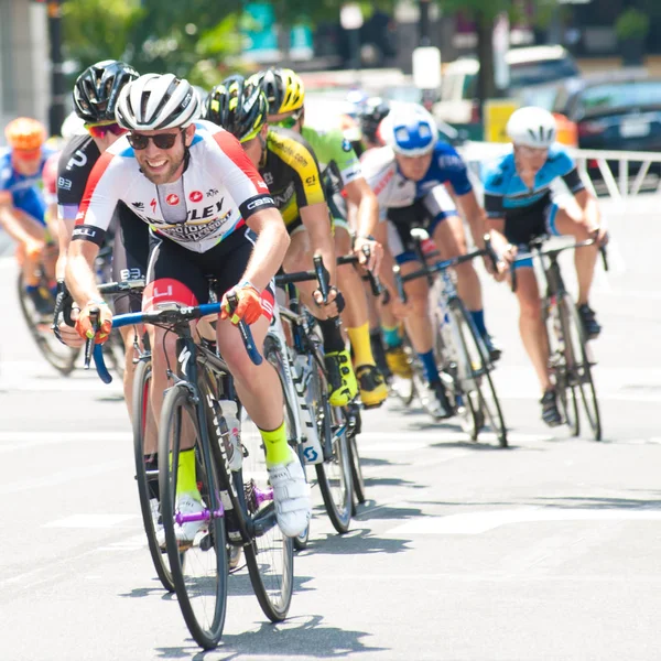 Ciclistas compiten carrera — Foto de Stock