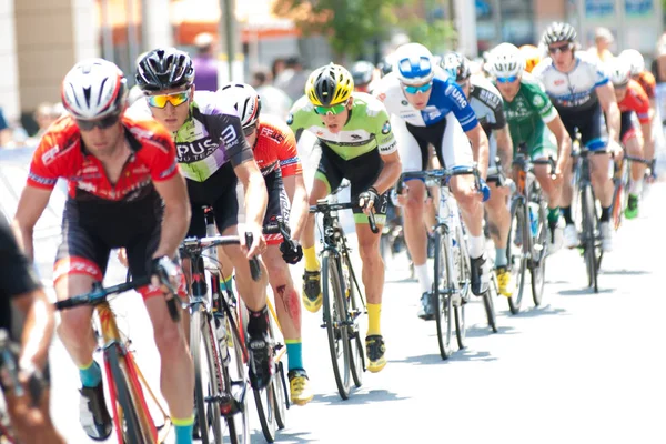 Ciclistas competem corrida — Fotografia de Stock