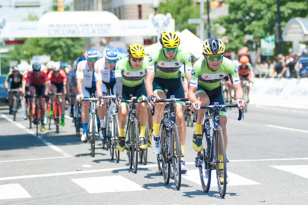 Ciclistas compiten carrera — Foto de Stock