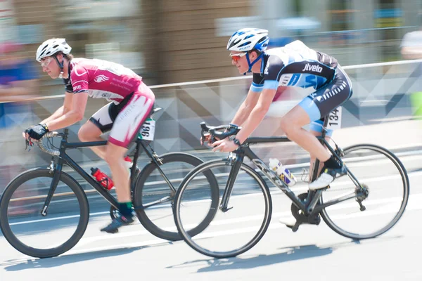 Radfahrer liefern sich Rennen — Stockfoto