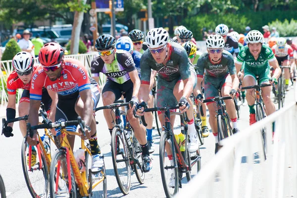 Ciclistas compiten carrera — Foto de Stock