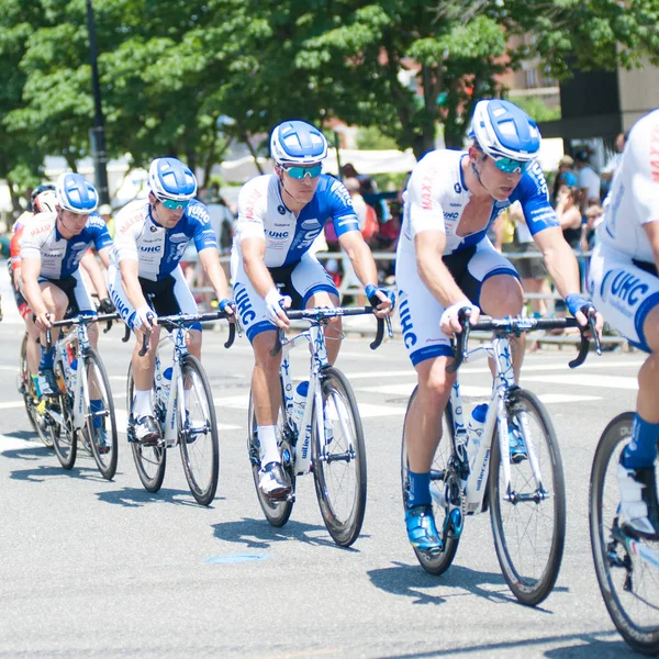 Ciclistas compiten carrera — Foto de Stock