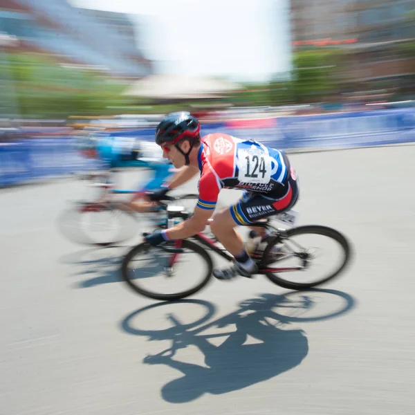 Cyclists compete race — Stock Photo, Image