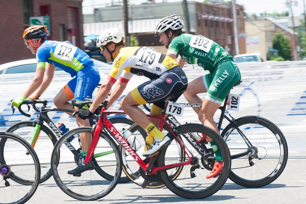 Ciclistas compiten carrera — Foto de Stock
