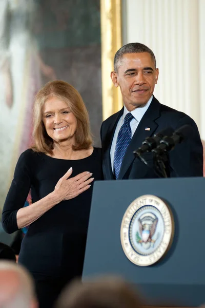 Gloria Steinem e o Presidente Barack Obama — Fotografia de Stock