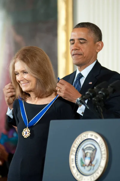 Gloria Steinem y el presidente Barack Obama — Foto de Stock