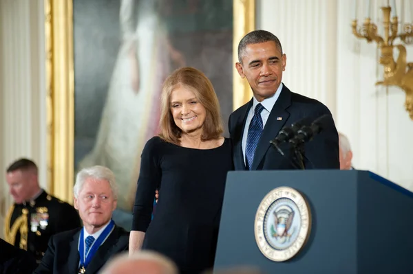 Gloria Steinem e o Presidente Barack Obama — Fotografia de Stock