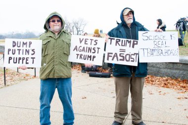 protestocular Donald Trump karşı göstermek
