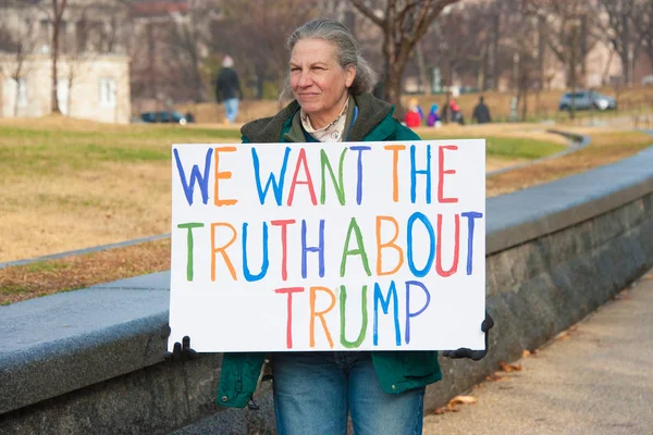 Demonstranti demonstrují proti Donald Trump — Stock fotografie