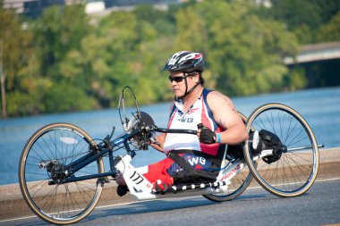 Triatlon rekabet el bisikletçi
