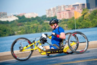 Triatlon rekabet el bisikletçi