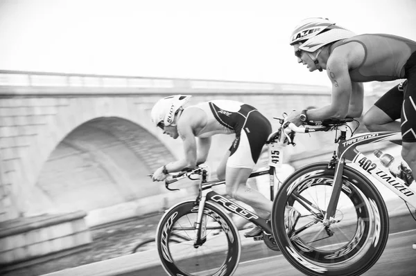 Cyklist som tävlar i Triathlon — Stockfoto