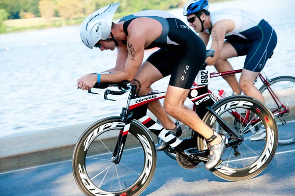 Radrennfahrer beim Triathlon — Stockfoto