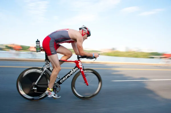 Cyclist Competing in Triathlon — Stock Photo, Image