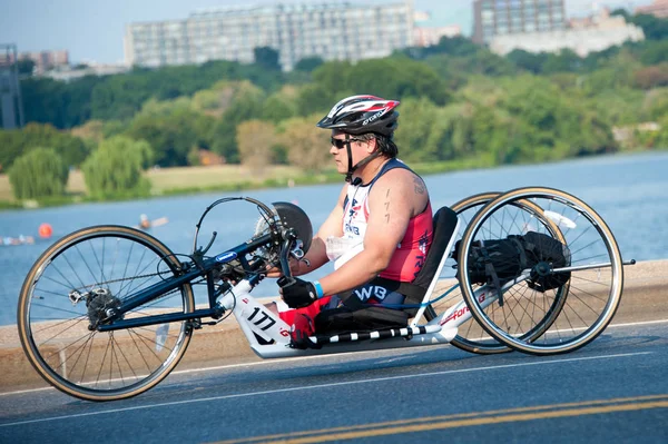 Handbiker beim Triathlon — Stockfoto