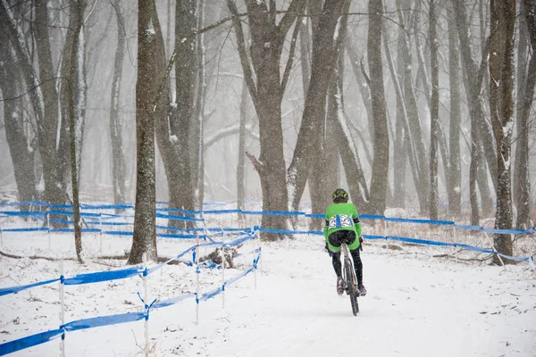 Cyklista na sněhu — Stock fotografie