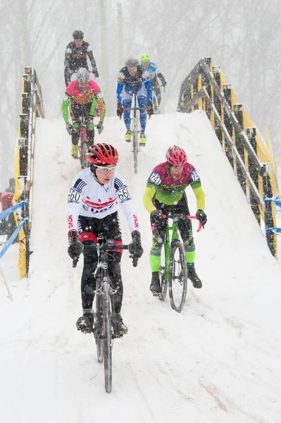 Cyklisté ve sněhu — Stock fotografie