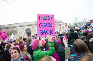 Anti-Trump işareti mitingde