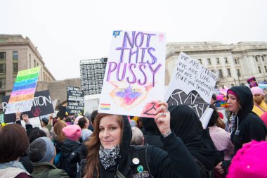 Anti-Trump işareti mitingde