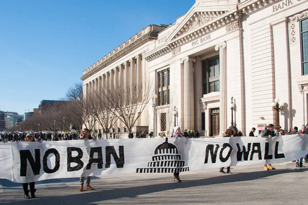 Protestocular karşı Başkan koz