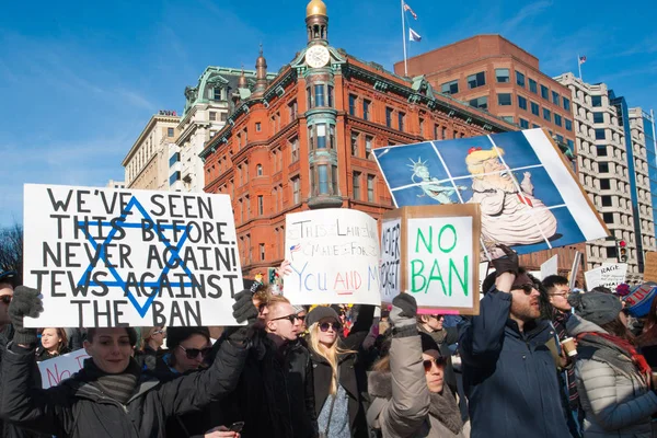 Manifestants contre le président Trump — Photo