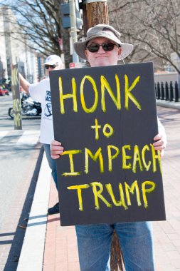 Protestocu Başkan Trump karşı