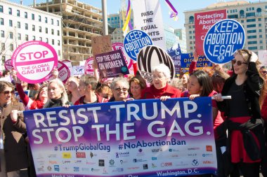 Protestocular üzerinde Dünya Kadınlar Günü