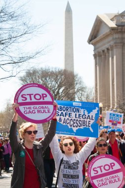 Protestocular üzerinde Dünya Kadınlar Günü