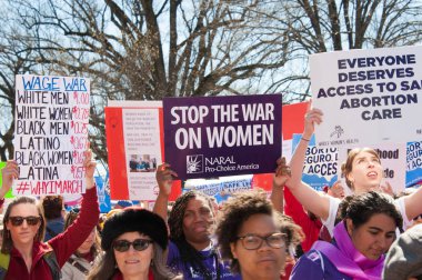 Protestocular üzerinde Dünya Kadınlar Günü