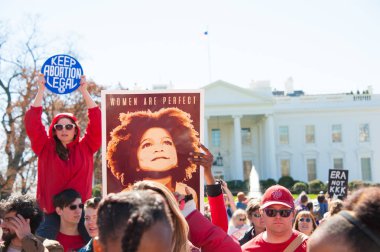 Protestocular üzerinde Dünya Kadınlar Günü
