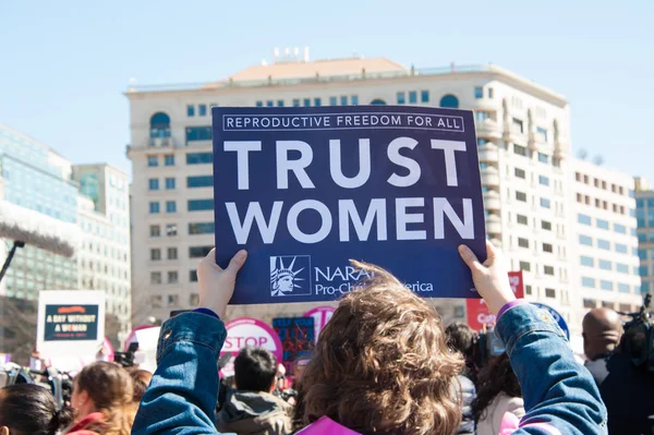 Protestocular üzerinde Dünya Kadınlar Günü