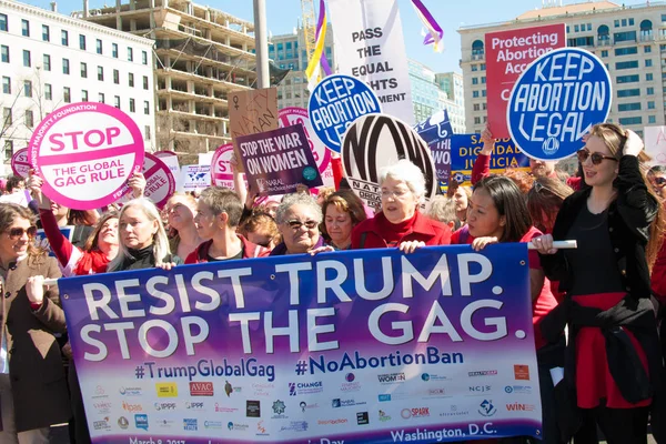 Protestocular üzerinde Dünya Kadınlar Günü