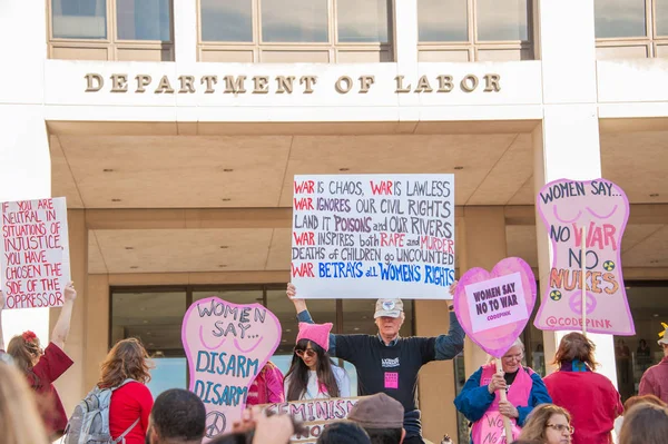 Protestocular üzerinde Dünya Kadınlar Günü