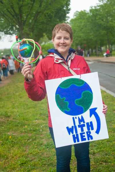 Demonstrant med skylt under mars för vetenskap — Stockfoto