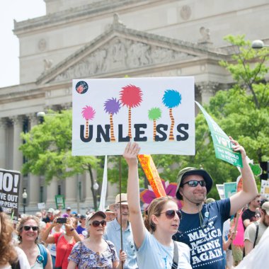Protestocu tutun işareti halkların iklim Mart