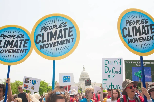 抗議者は人々 の気候記号を保持する 3 月 — ストック写真
