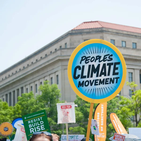 Manifestants en signe à la marche des peuples contre le changement climatique — Photo