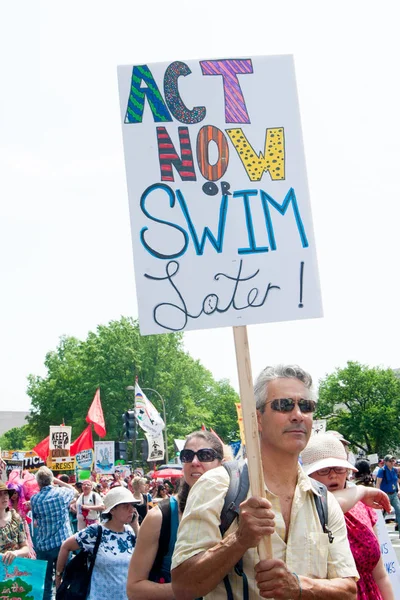 Manifestante sostiene cartel en Marcha Climática de los Pueblos —  Fotos de Stock