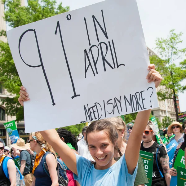 Manifestante segurar sinal no Povos Clima Marcha — Fotografia de Stock